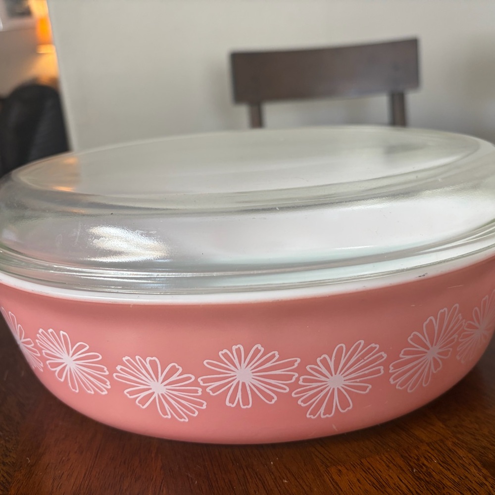 Pyrex Pink Floral Glass Bowl with Clear Lid. Tiny chip on lid